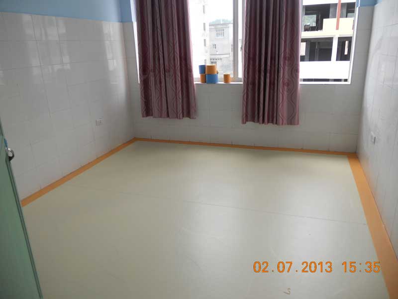 醫(yī)院地板膠鋪裝效果圖 同質(zhì)透心結(jié)構(gòu)醫(yī)院地板膠值得你選擇