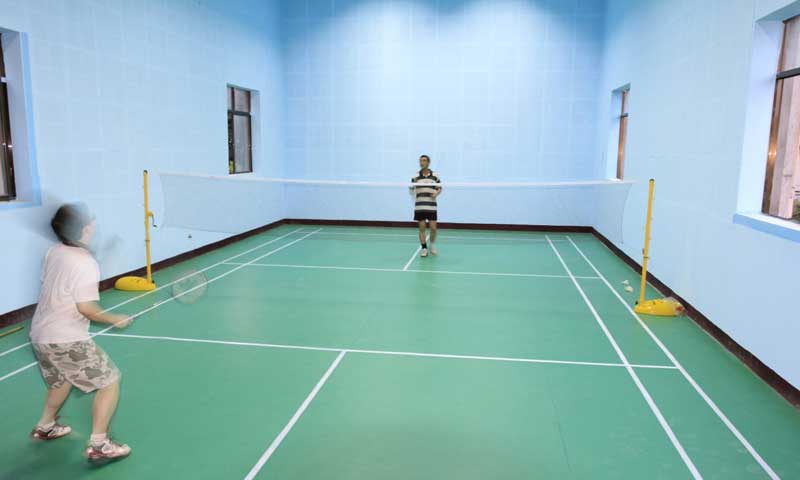 羽毛球塑膠地板 羽毛球塑膠地板怎樣施工不易鼓包